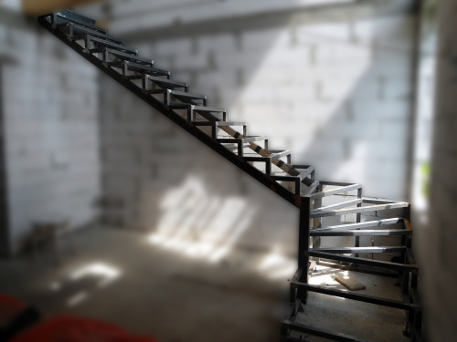 Каркас металлической лестницы